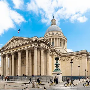 Emily In Appartamento Parigi